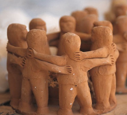 Pessoas reunidas em círculo